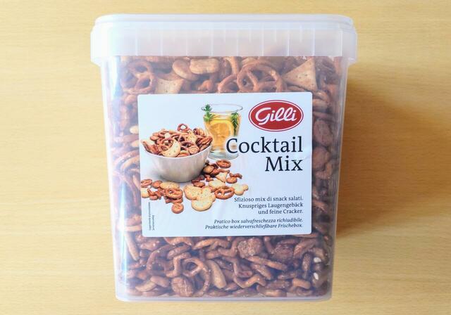 【コストコ プレッツェル＆クラッカー カクテルミックス 1500g 1297円】取っ手が付いたバケツのようなパッケージ