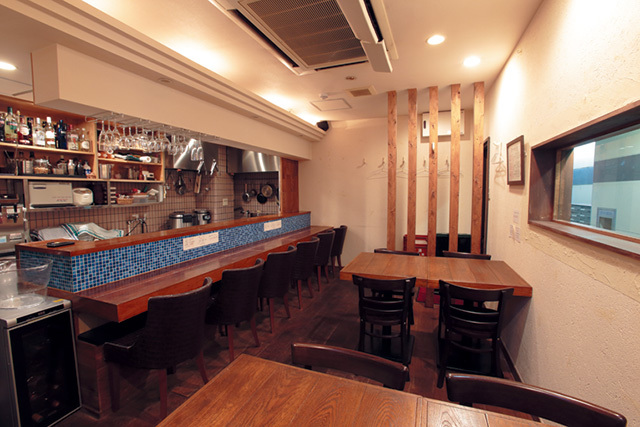 壱庵 本町店　内観　全14席の小さな店は、洋食店のような雰囲気。女性からの支持も厚い。