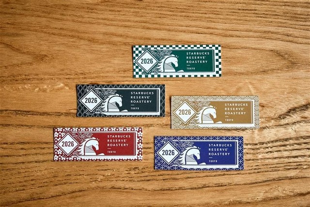 【スターバックス リザーブ® ロースタリー 東京】期間中、商品をご購入いただいたお客様へ、新年の祝福を込めた「干支ステッカー」を数量限定でお渡し