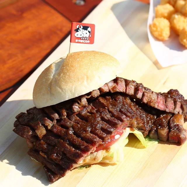 「近江牛ステーキバーガー」(1,717円)