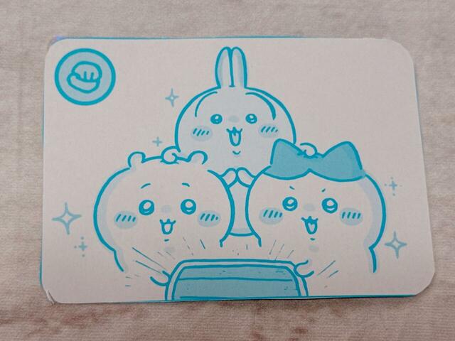 【ちいかわ キラだッッ ホログラムカードメーカー】裏面は宝探し編からの一コマ。3人が宝箱を開けるシーンです！