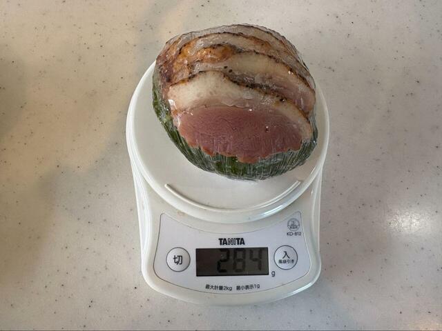 【ロピア 小林さんちのおにぎり】合鴨ロースのおにぎりをキッチンスケールで測定♪284gでした