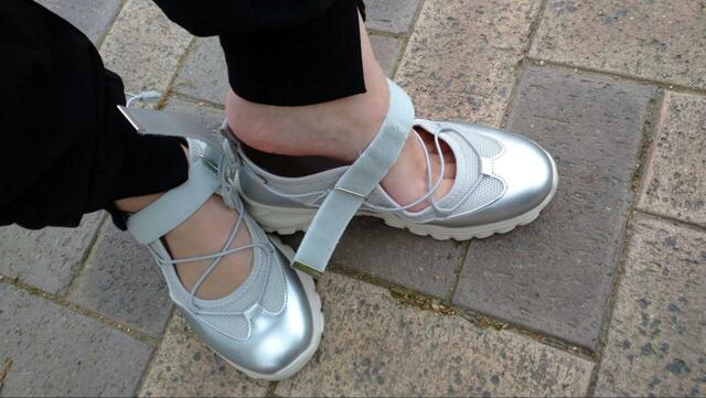 【GLOBAL WORK エアかるクッションコードスニーカー】ストラップさえゆるめれば着脱もラクラクです◎