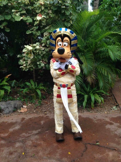 胸に手をクロスしたツタンカーメンなグーフィー、棺に収まっている感じを出したのかしら? 