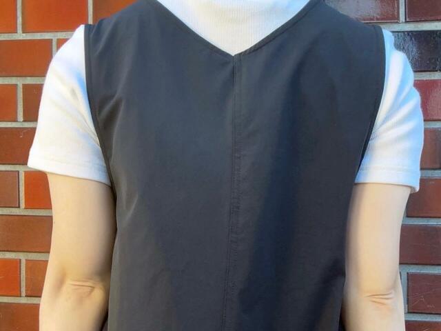 バックスタイルもややVネックになっています