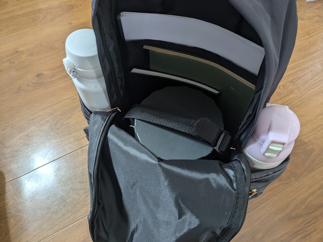 【coca ママリュック】公式オンラインストアに容量の記載はありませんが、およそ15~18L程度。サーモスの大きめの弁当箱も入りました!