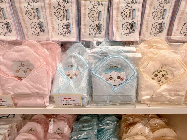 今回のラインナップの中で特におすすめなのが「おくるみなハンドタオル」。マスコットを持ち歩けないときでもちいかわたちと一緒です！