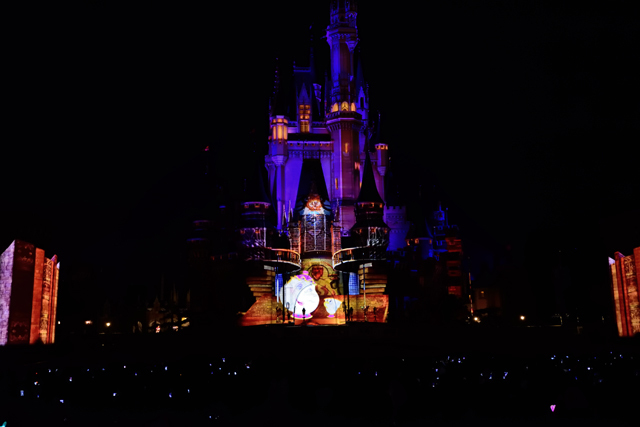 07:物語はポット夫人がチップに寝物語を聞かせることで展開していきます ©Disney