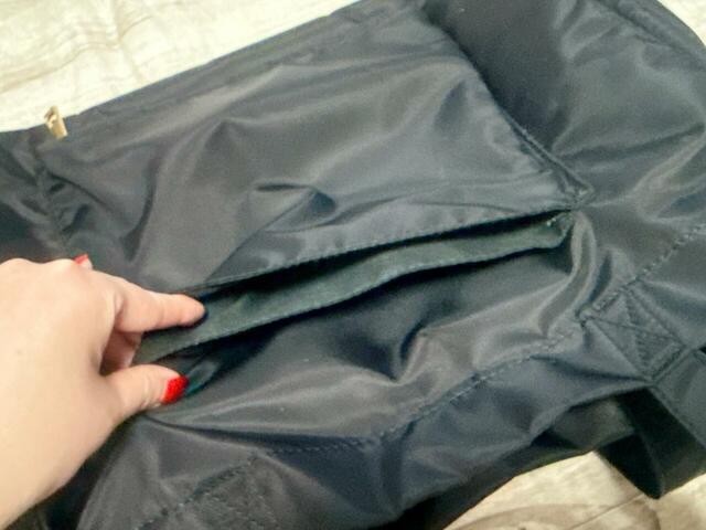 キャリーオンしてもポケットとして使えるように、ファスナーを閉じている時は2層式のポケットになっています