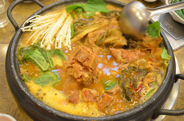 ソウルの東大門駅7番出口近くのベストウェスタン東大門ホテル裏側には、カムジャタン専門店が集まる横丁がある