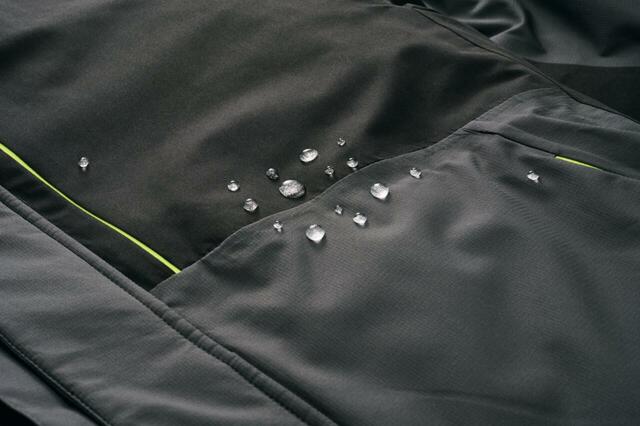 XShelter断熱AEGISプレミアム防水防寒スーツ（上下組）　撥水力があります