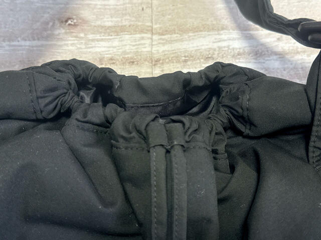 口はドローストリング仕様で出し入れがしやすい♪