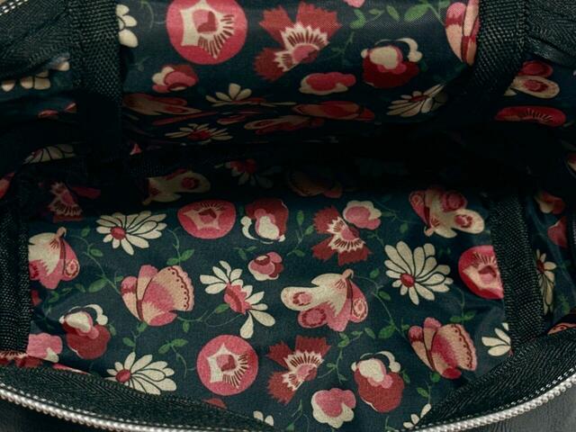 内側はANNA SUIらしいクラシカルなフラワープリントの裏地付き