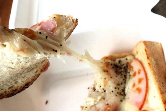 【上島珈琲店 3種チーズのクロックムッシュ (ミニサラダ付)セット 】モッツァレラ、ゴーダ、パルメザンの3種類が贅沢に使われていてよく伸び~る!