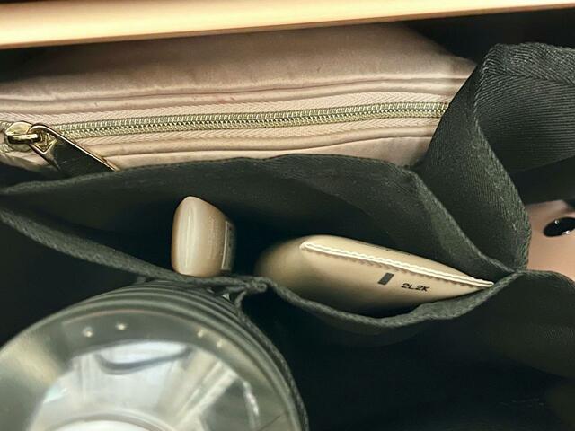 仕切りポケットにはネイルオイルやハンドクリームなどを入れました