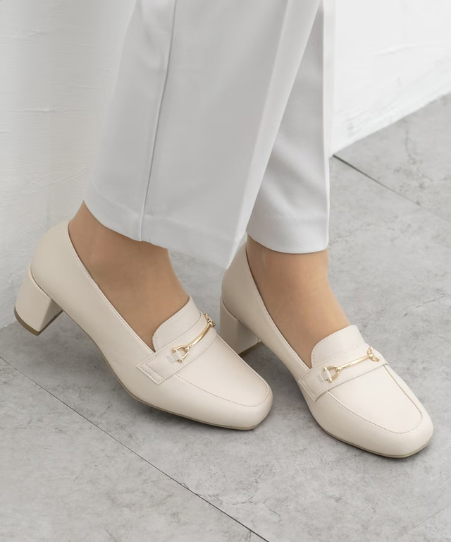 「ビット付ヒールローファー」2,980円（税込）