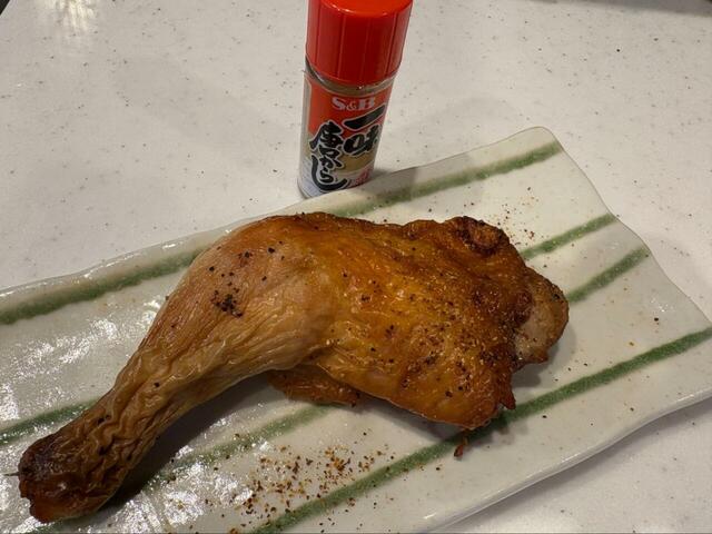 【コストコ グリルドチキンレッグ】 唐辛子をかけたらピリ辛に！ちょい足しでアレンジも無限♪