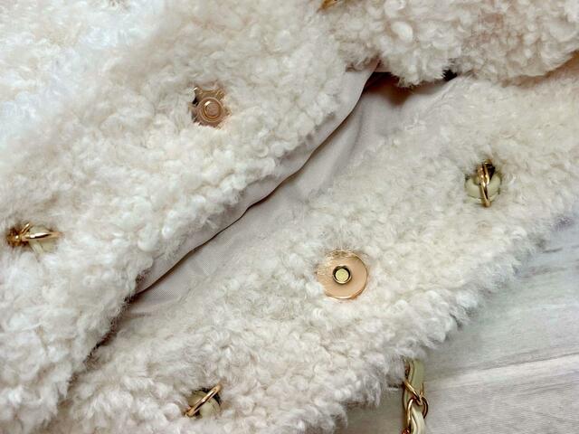 口にはマグネットスナップ付きなので安心！