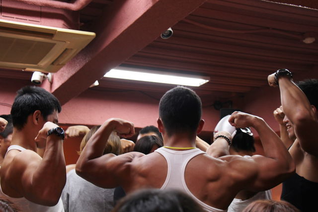 夢じゃない。肉の壁が……回ってる……。