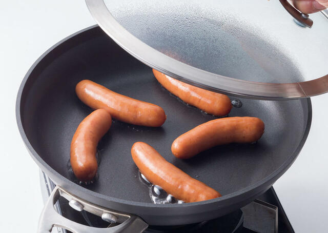 残った水分がなくなるまでウインナーを転がして焼きましょう