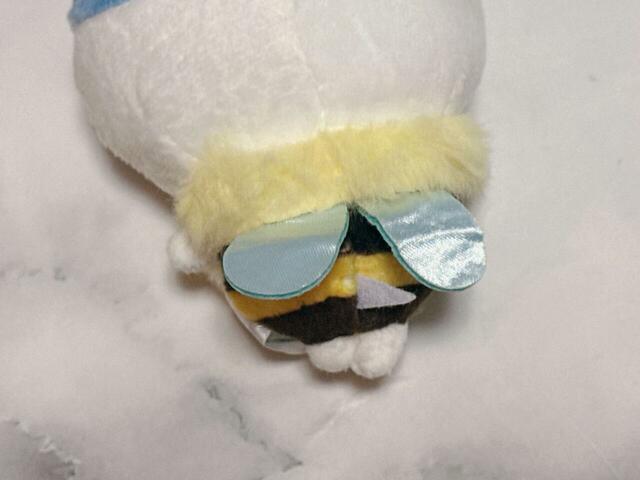 お尻に装備したちっちゃな針がかわいい！クロスした足も「味だよネッ」な気持ち♪