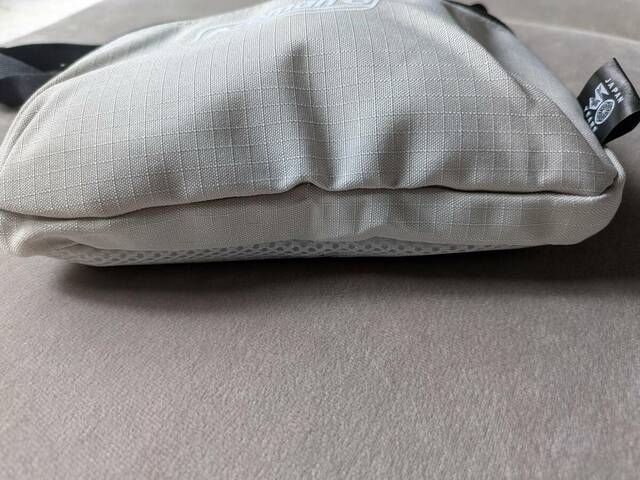 お財布、手帳、メガネ、イヤホンを入れると少しもこっとしてしまう