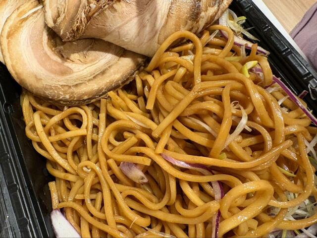 【コストコ チャーシュー油そば】チャーシューを取り除くとやっと見えた麺！麺の色とチャーシューの照りが食欲を引き立てます◎