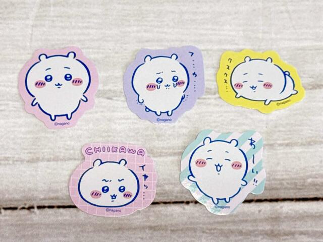 【ちいかわ×DAISO限定デザイン】「フレークシール ちいかわ」推しのキャラクターを選べるのも大きな魅力！ちいかわは、ちいかわらしい不憫かわいいイラストが多い印象