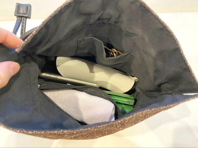 【ナノ・ユニバース ラメ巾着ショルダーバッグ】内ポケットには鍵やハンカチなどの小物を入れて