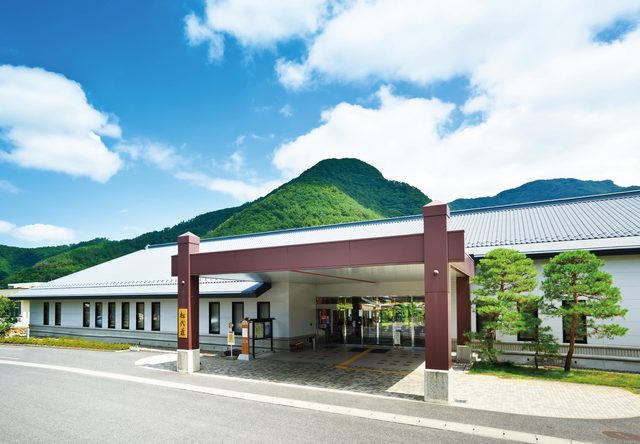 国民宿舎 松代荘／敷地内には四季ごとに趣きを変える庭園もある