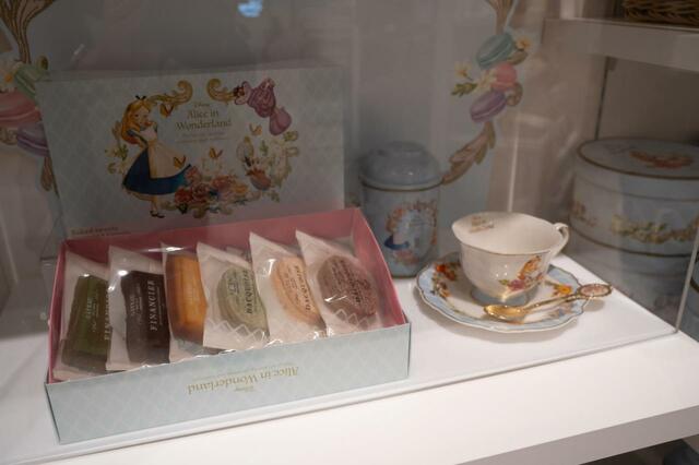 ふしぎの国のアリス フィナンシェ・ダックワーズ セット アソートボックス ALICE SWEET GARDEN 1,900円