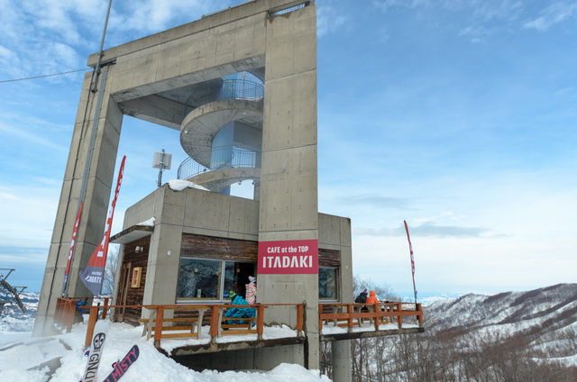 奥添地エリアのゴンドラ山頂駅の目の前にある「ITADAKI」。インスタ映え間違いなしの2017-2018新スポット｜舞子スノーリゾート（日帰りスキーセンター）