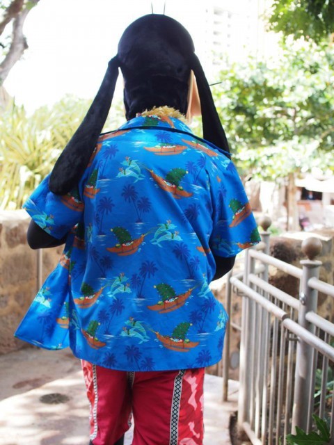 青赤なアロハシャツに衣替えのグーフィー、シャツの模様がじっくりチェックできますね! 写真提供/ゆみみさん