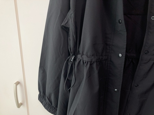 【ワークマン レディース高撥水シェルワンピースコート】ウエストのスピンドルを絞ると、トレンチコートの腰紐を結んだようなシルエットになります
