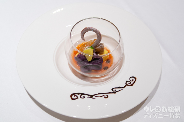 南瓜と紫芋の杏仁豆腐 フルーツのコンポート添え｜“ディズニー・ハロウィーン”ランチコース 4,200円｜東京ディズニーシー・ホテルミラコスタ「シルクロードガーデン」｜東京ディズニーリゾート「ディズニー・ハロウィーン」