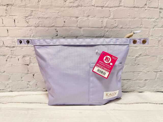 【焙煎珈琲】春を感じるコーヒー＆ランチバッグ（ラベンダー）／税込2,250円コーヒーは豆と粉の2種類。バッグの持ち手には、豆か粉かがわかるシールが付いているので、購入の際は確認しておくのがおすすめです！