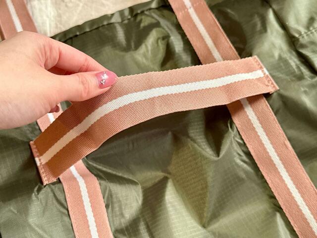 キャリーオンできるループ付き！