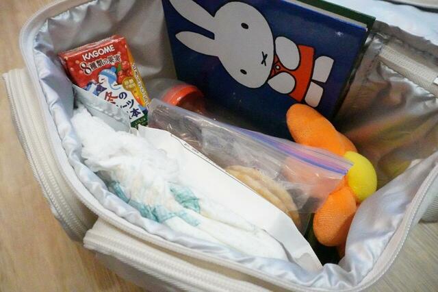 【3COINS マザーズバッグ/JAPAN AIRLINES】下段にはおむつや哺乳瓶、絵本などのベビーグッズを収納可能!