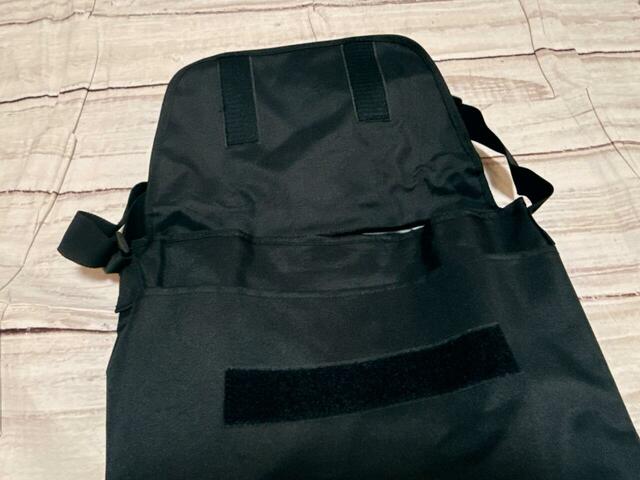 マジックテープ部分は約10cmと高さがあり、荷物の量に合わせて留め位置を調整可能