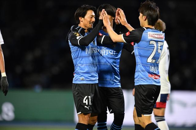 （写真左より）家長昭博（川崎フロンターレ）、田中碧（同） © J.LEGUE