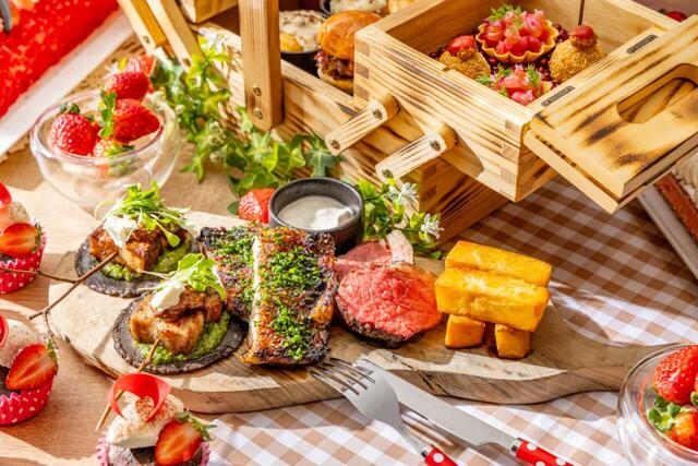 「ミートアフタヌーンティーwithストロベリースイーツビュッフェ」＜期間：2025年12月27日〜2026年5月上旬＞【【ヒルトン東京】苺とお肉の無限ループ！“ミートアフタヌーンティー”と一緒に“ストロベリースイーツ”が食べ放題”が楽しめる！】