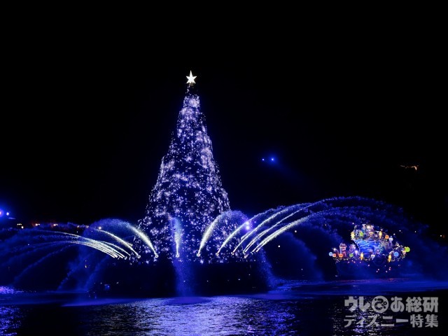 海の中央で輝くクリスマスツリー