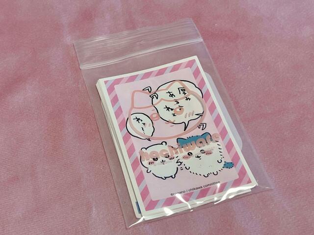 【ちいかわ100円雑貨】一般的なカードがちょうど入るサイズ。ちいかわのカードサイズのステッカーを入れてみました♪