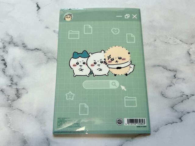 裏面はちいかわ、ハチワレ、ラッコの3人。PCのユーザーアイコンがうさぎになっているのも芸が細かい！