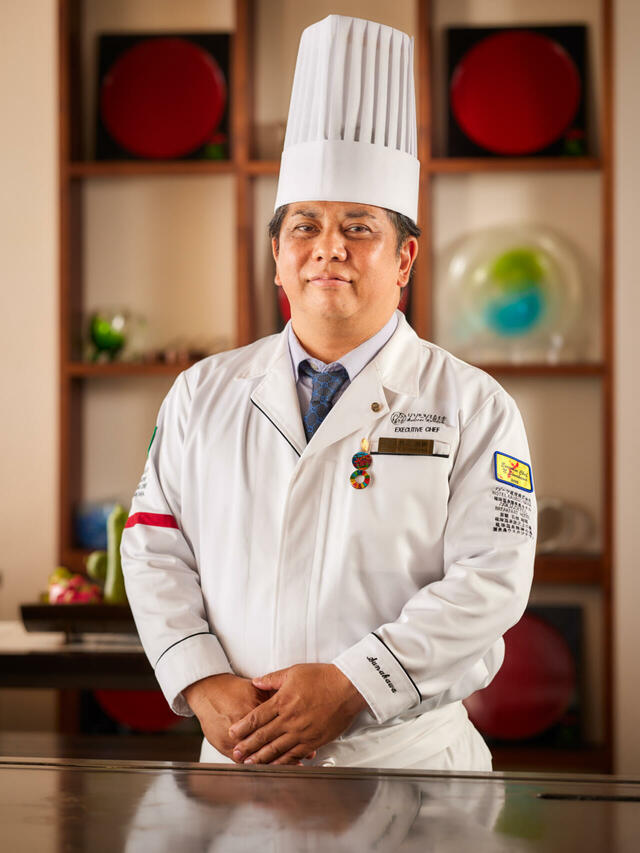 「統括総料理長 砂川直樹シェフ」＜期間：2025年8月1日〜＞【本格鉄板でシェフが焼き上げる「黒毛和牛」と「イセエビ」が食べ放題！沖縄・瀬長島ホテルで五感で楽しめるランチビュッフェがスタート！】