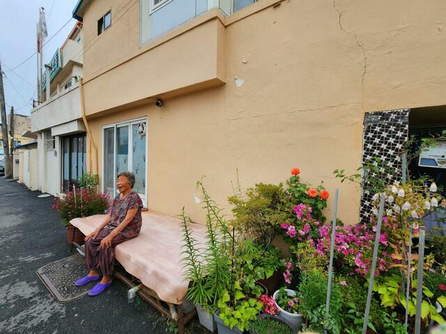 夕涼み中のハルモニとあいさつを交わす