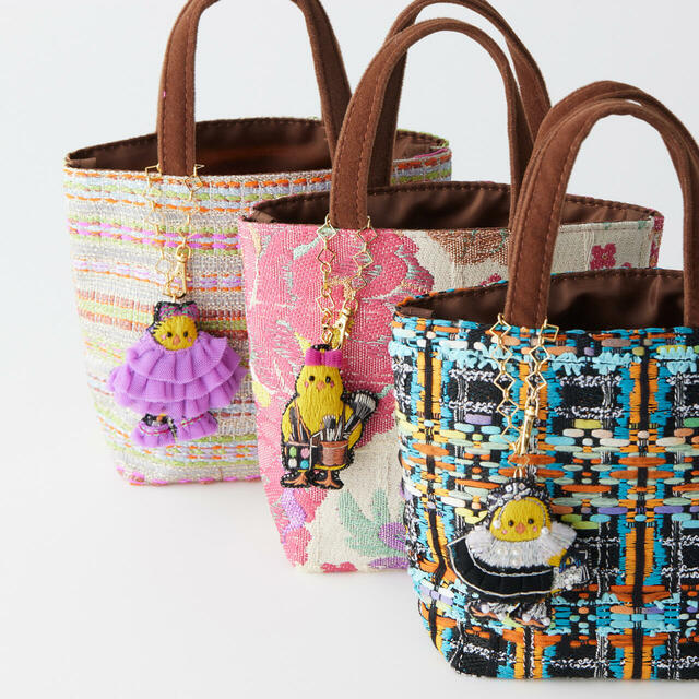 「ピヨコレチャーム付きバッグ」＜価格：13,200円（税込）＞【【伊勢丹新宿店限定】刺繍のヒヨコが可愛い「ピヨコレ缶」のヒヨコが『バッグチャーム』や『ポーチ』のお洒落アイテムに♪】