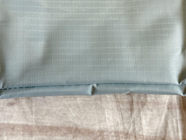 本体はポリエステル素材。丈夫なリップストップ生地を使っています