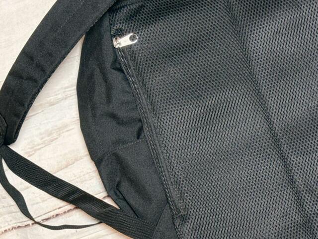 背面にファスナー付き