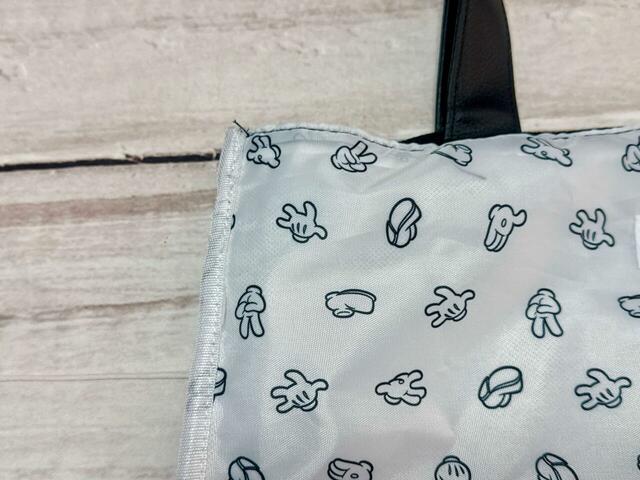 ミッキーのハンドサインがかわいいポップな総柄デザイン